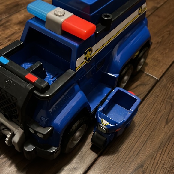 Paw Patrol Chase’s Deluxe Vehicle and Rescue Center Playset - Picture 2 of 14